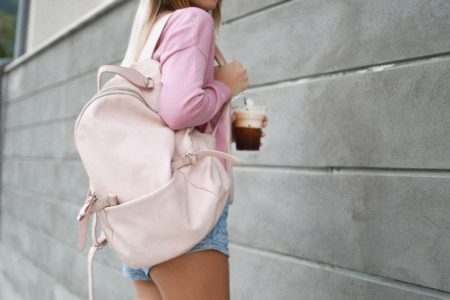 дівчина з рюкзаком