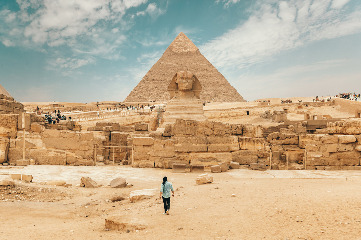 Девушка на фоне египетских пирамид